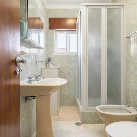 Private Room In Corroios 15 Minutes From The Beach - Quarto Privado Em Corroios Com Facil Acesso A Praia E Lisboa * Корройюш