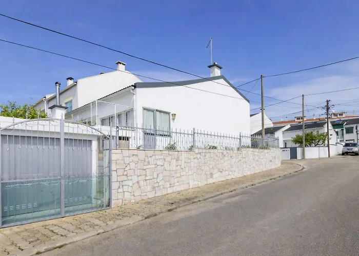 Private Room In Corroios 15 Minutes From The Beach - Quarto Privado Em Corroios Com Facil Acesso A Praia E Lisboa Corroios